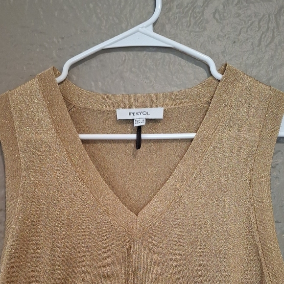IPEKYOL Wome's Gold V-Neck Top. - Picture 4 of 7